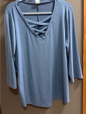 Women’s Light Blue Crisscross V-Neck 3/4 Sleeve Top